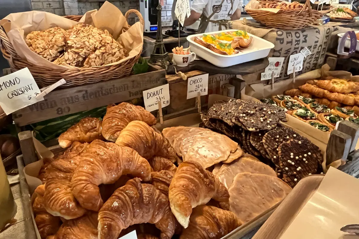 Auswahl europäisch inspirierter Backwaren im Teddy Beurre House Café, darunter Croissants und Canapés.