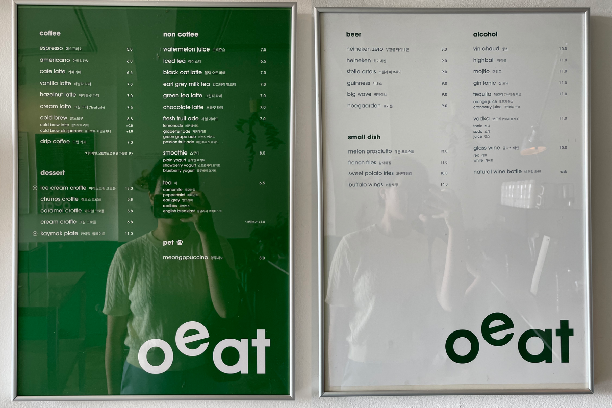 Getränke- und Speisekarte des Café Oeat, die eine Vielzahl an Kaffees, alkoholfreien Getränken und Speisen bietet.
