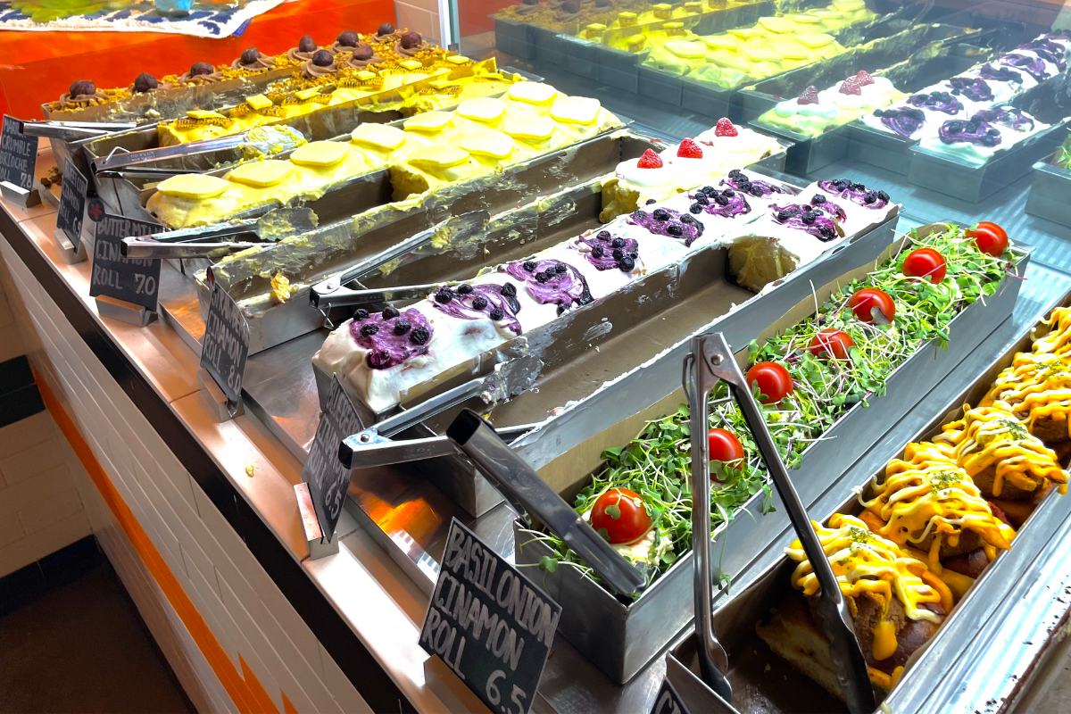 Vielfalt an frischen Cemmon Rolls im Seoul Angmusae Café, alle einzigartig dekoriert.
