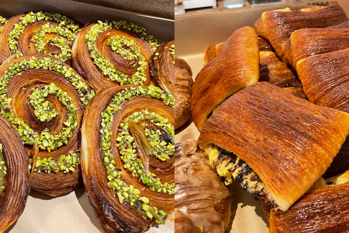 Detailaufnahme der Pistazien-Kouign-amann und anderer Backwaren im Teddy Beurre House Café.