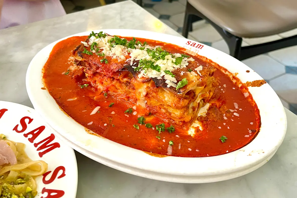 Ein Teller Lasagne in Tomatensauce, überbacken mit Käse und Kräutern im Sam Sam Sam Restaurant.