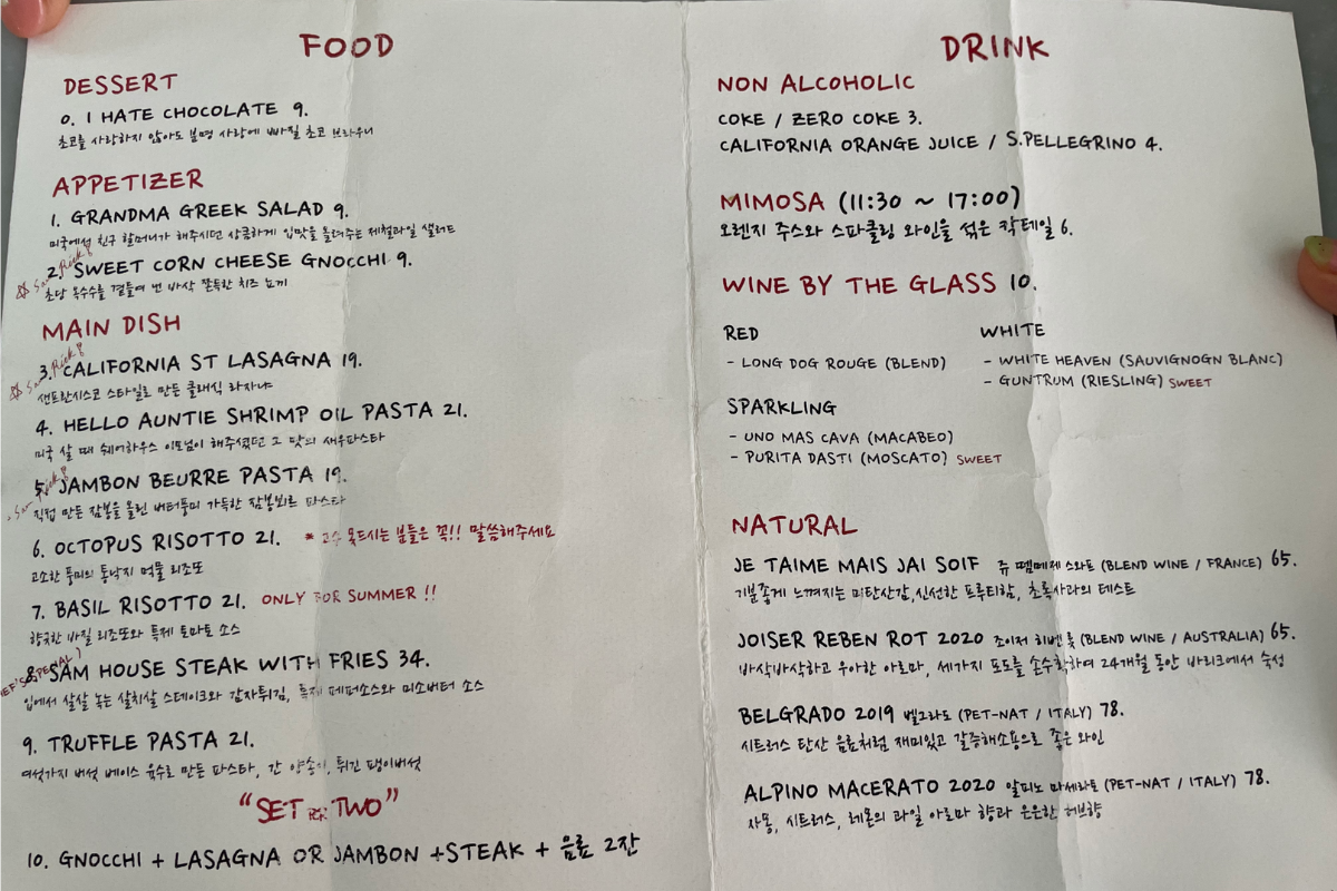 Menüspezialitäten im Sam Sam Sam Restaurant, präsentiert auf einem handgeschriebenen Menü.