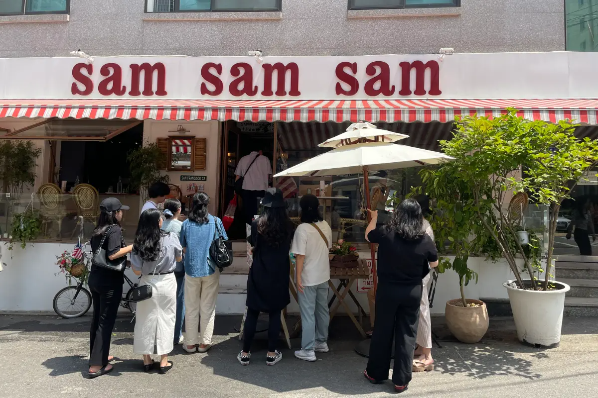 Eine Menschenmenge, die draußen vor dem Sam Sam Sam Restaurant in Seoul wartet.