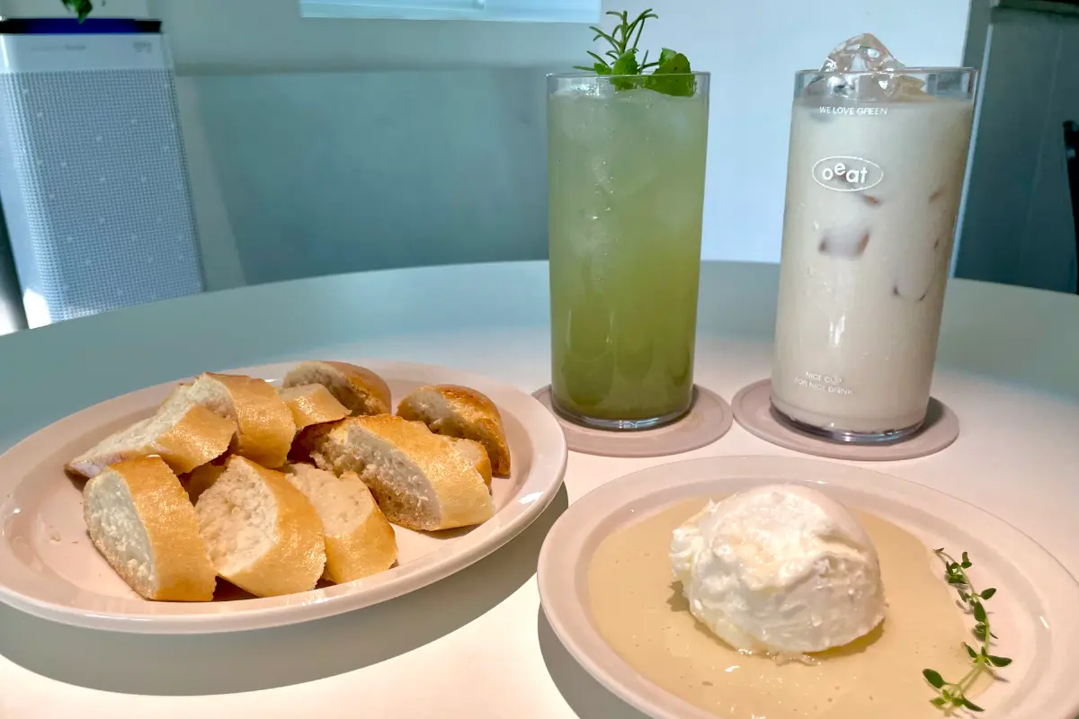 Brunch-Set im Café Oeat mit frisch gebackenem Brot, Croffle und handgemachten Getränken.