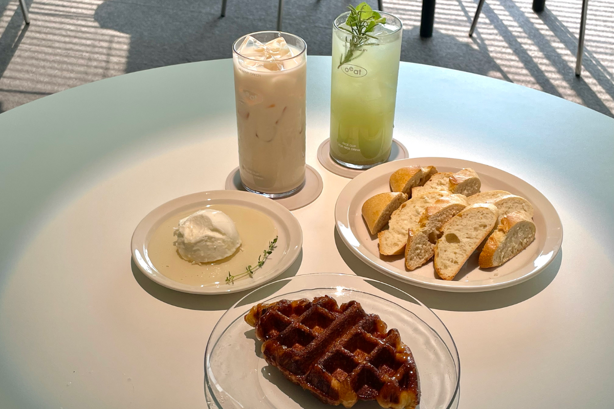Tisch mit Getränken und Croffle im Café Oeat, ideal für einen entspannten Nachmittagskaffee.