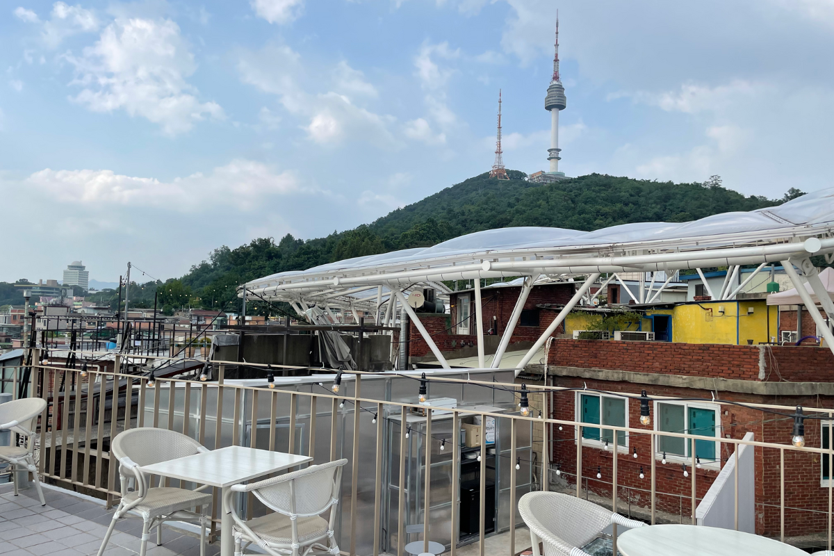 Rooftop-Bereich des Café Oeat mit direktem Blick auf den Namsan Tower.