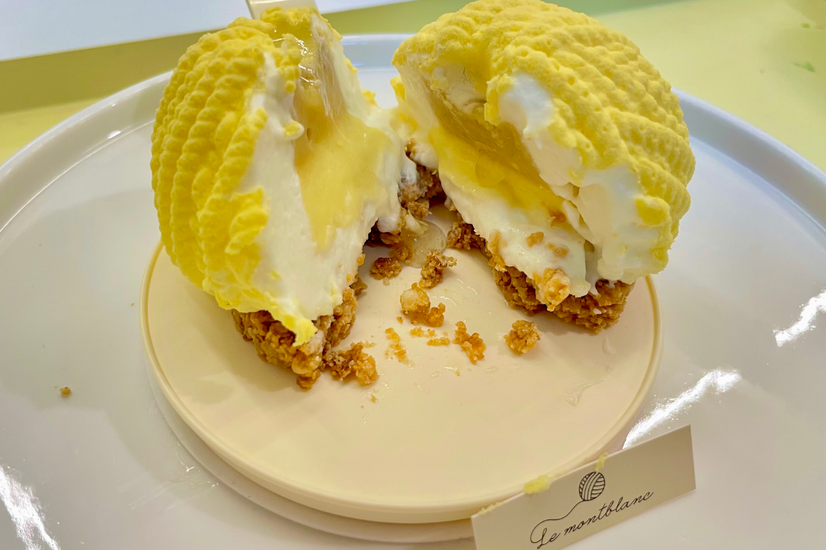 Garnmousse-Kuchen im Le Montblanc Café, aufgeschnitten, um reichhaltige Mousse zu enthüllen.