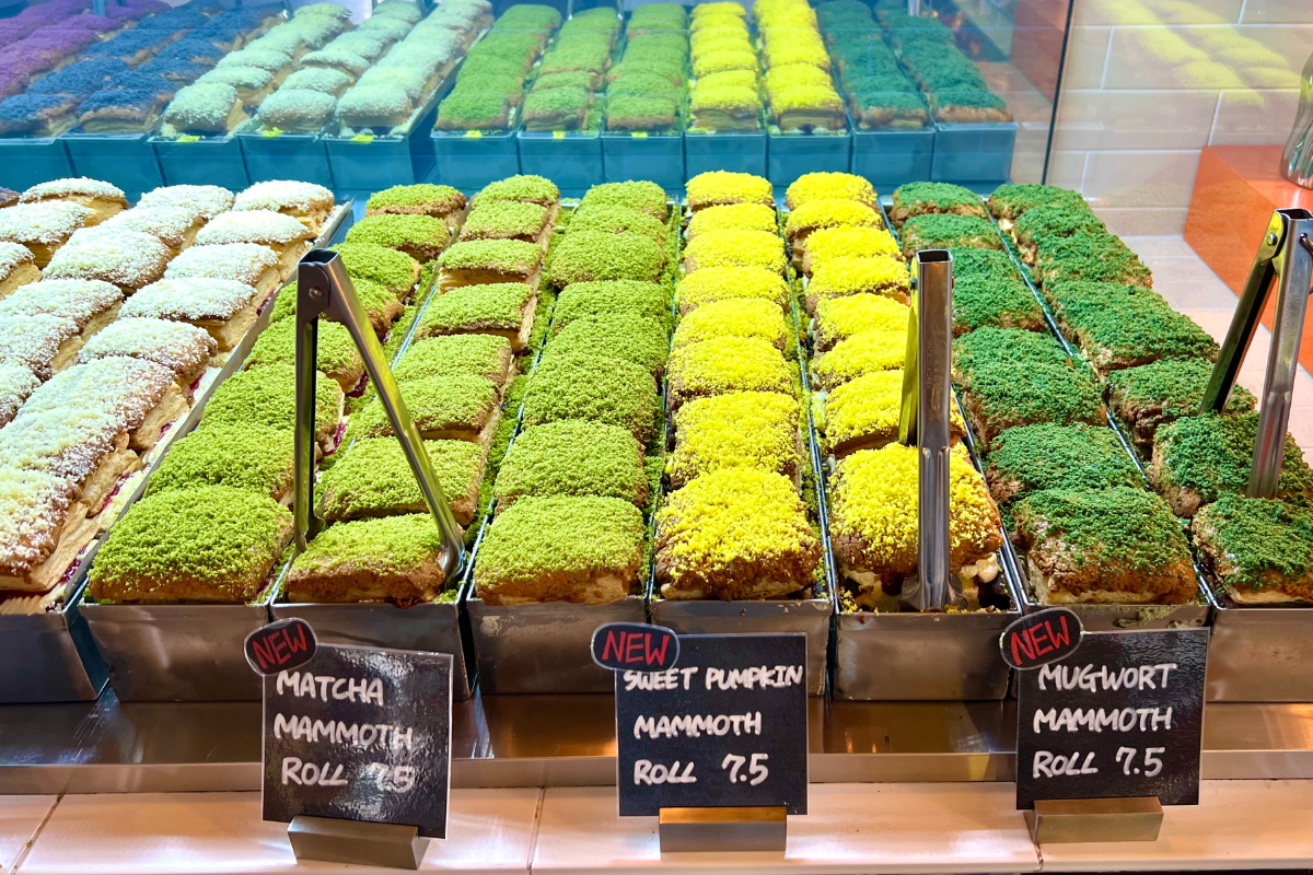 Mehrere Sorten Mammutrollen mit bunten Toppings im Seoul Angmusae Café dargestellt.