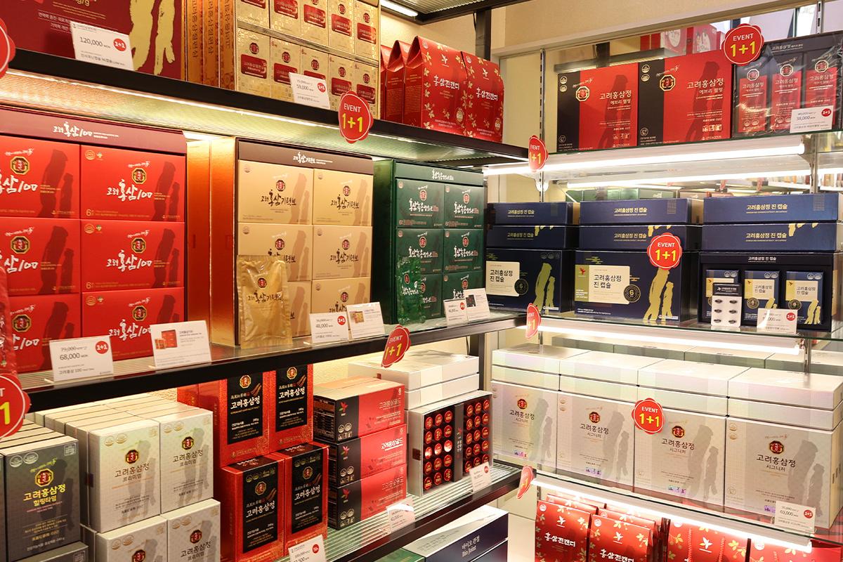 Different types of Korean red ginseng gift boxes displayed at SD Store, featuring offers and discounts.