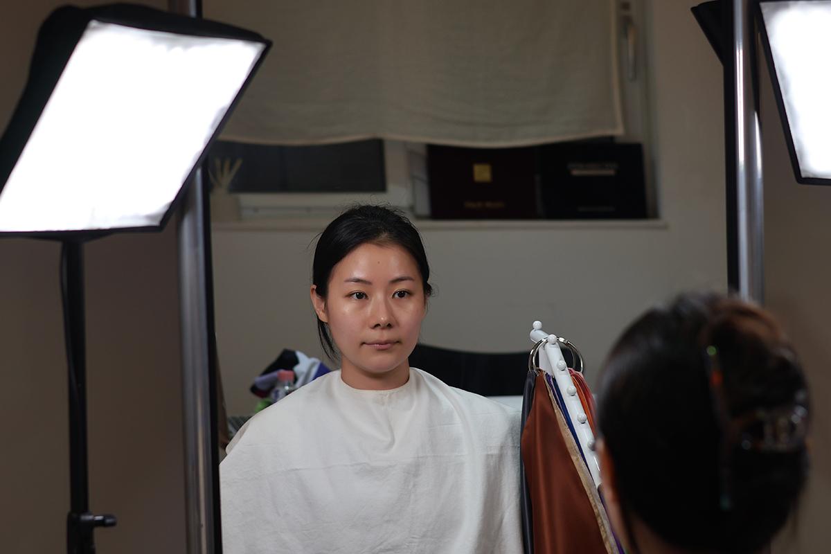 Another 29的老师正在协助进行色彩诊断,选取适合个人的色调。