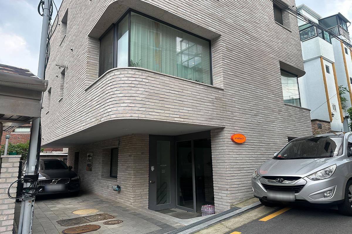 在景福宫附近的时尚建筑外观,可能是Another 29工作室的入口。