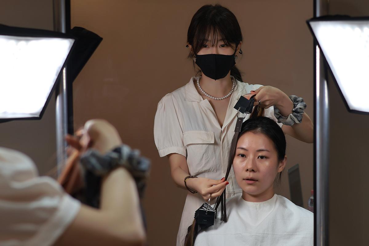 Another 29讲师在推荐合适的服饰和颜色后的服装样式检测过程。