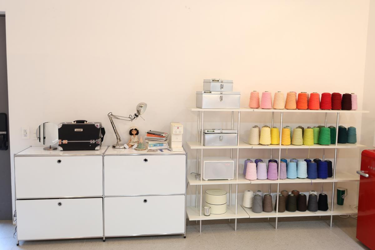 Another 29工作室内部的色彩诊断工具和材料柜,整齐排列的彩色线轴展示了丰富的色彩选择。