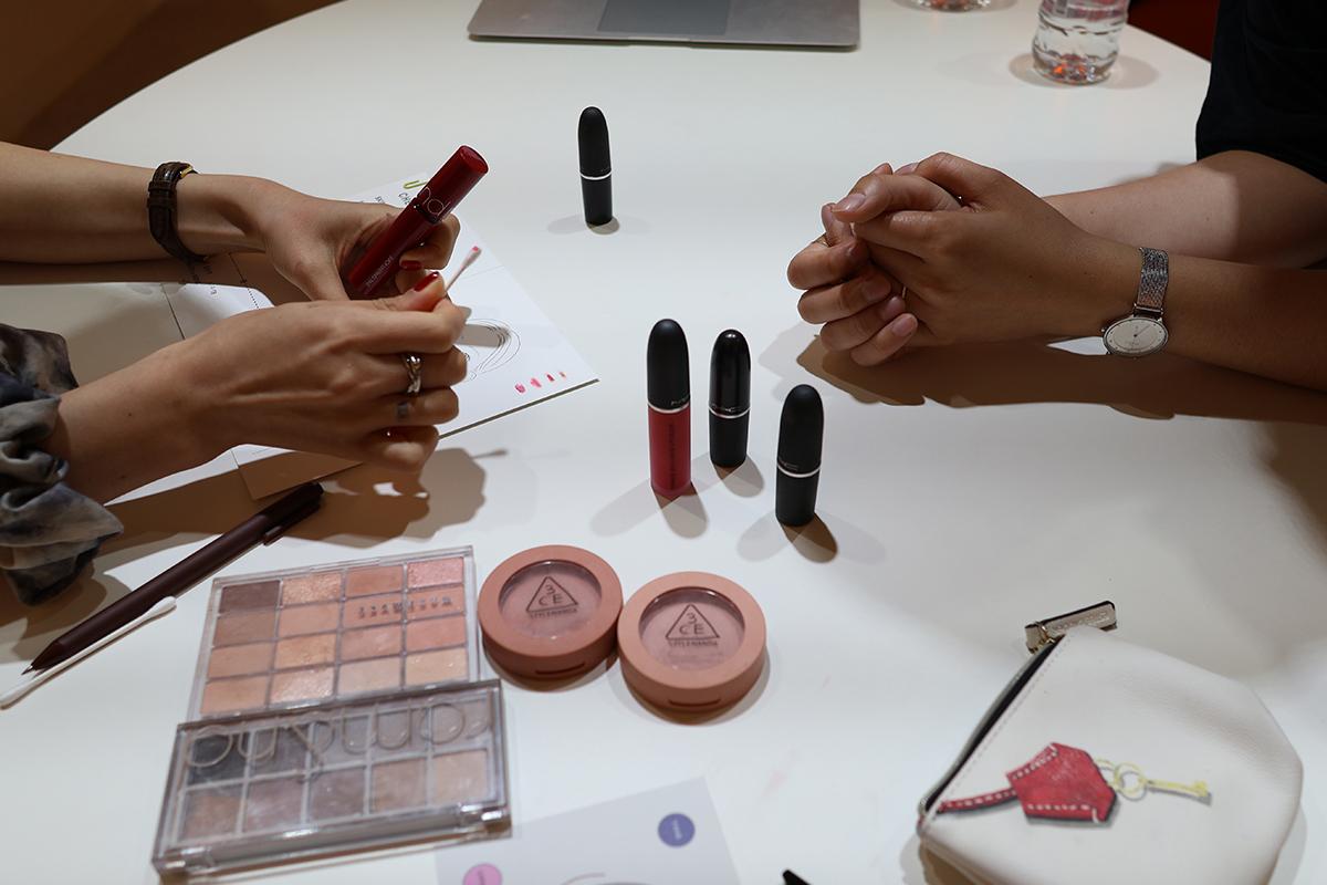 Another 29工作室讲师介绍适合的化妆品色调,提升个人魅力建议。