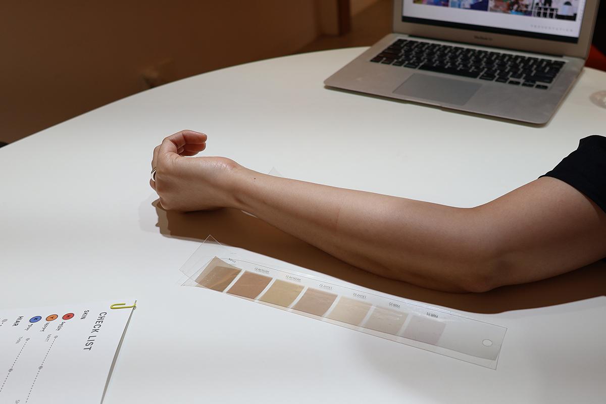 在光线良好的工作室角落进行肤色检测的情景。