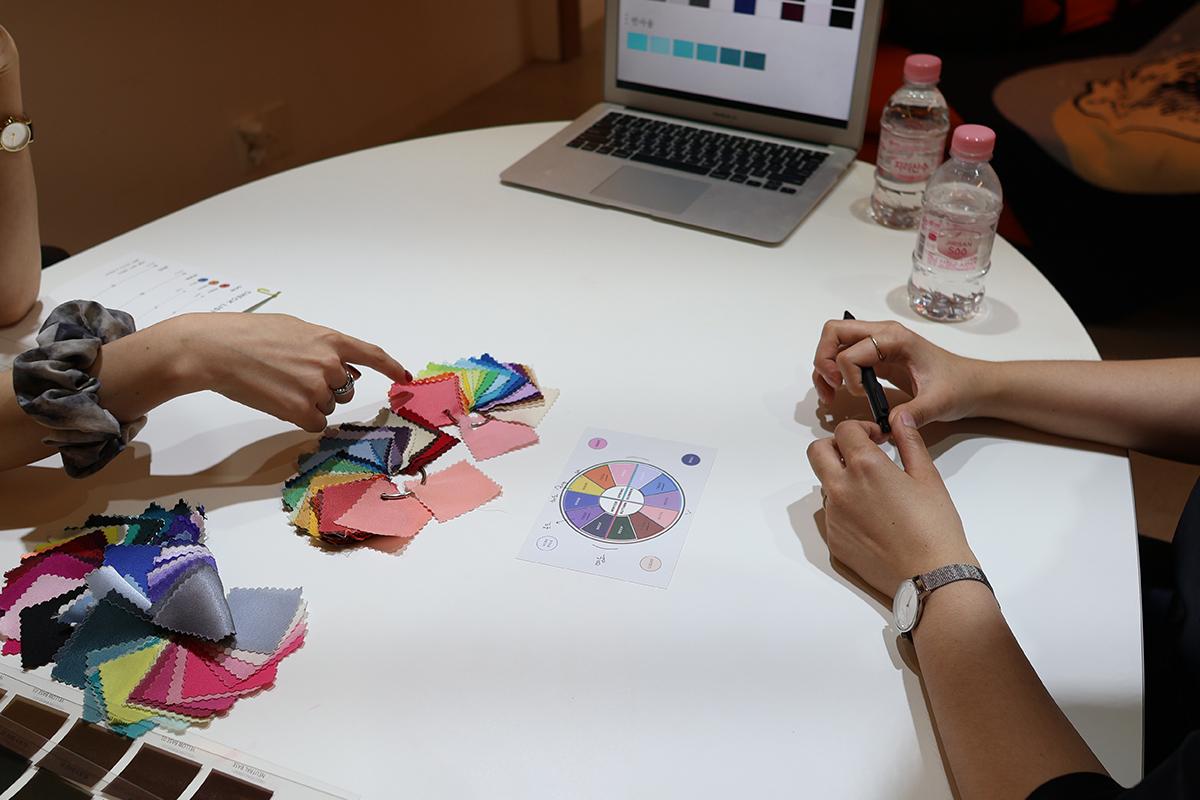 在工作室中进行个人色彩咨询,展示色板流程。