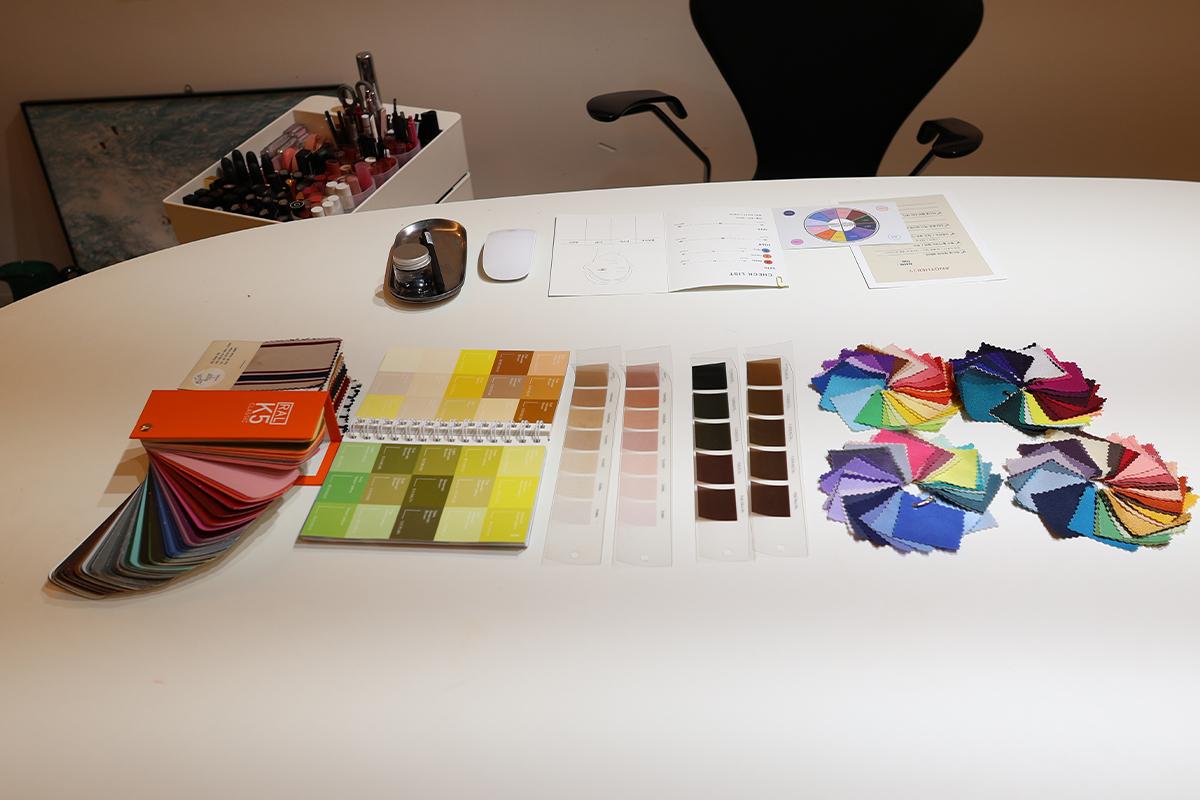 Another 29桌上放置的色彩诊断工具和色板,说明会在此进行。