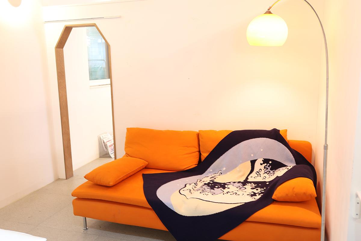 工作室内部舒适的橙色沙发,营造出温馨的氛围。