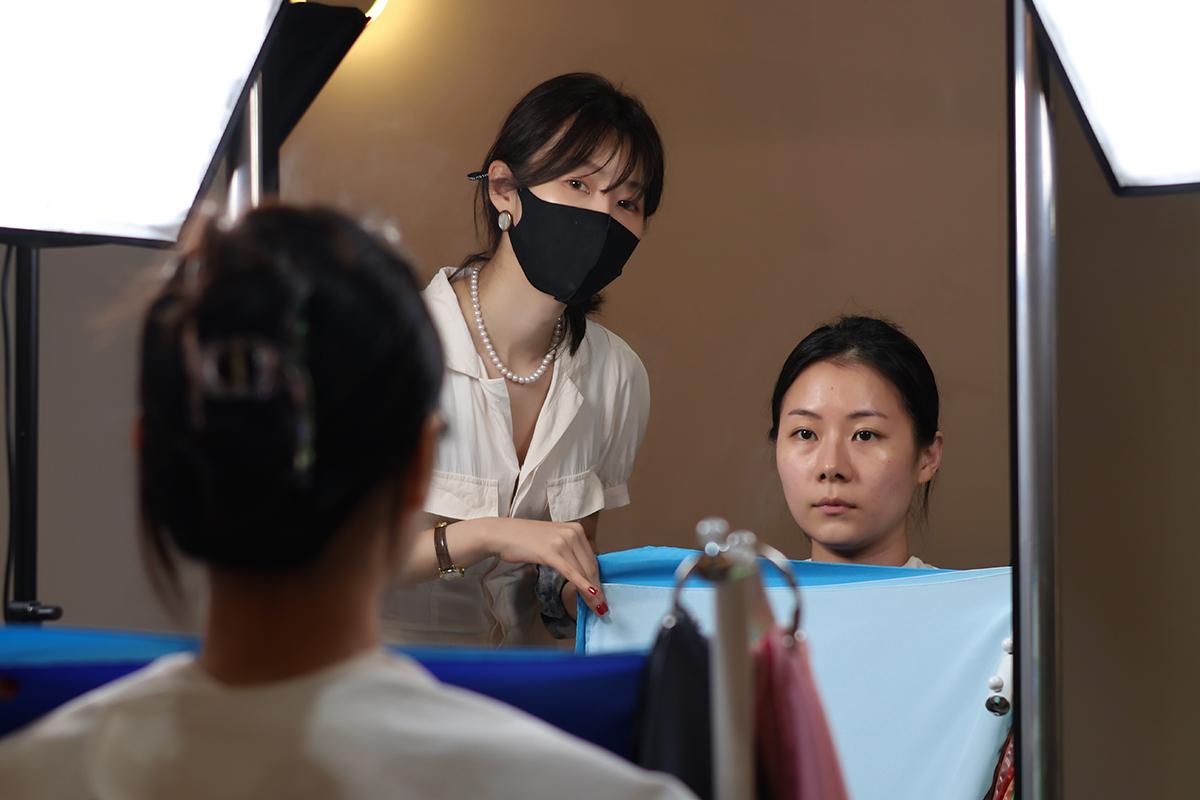 专业的讲师在Another 29进行色彩检测的过程,提供个性化建议。