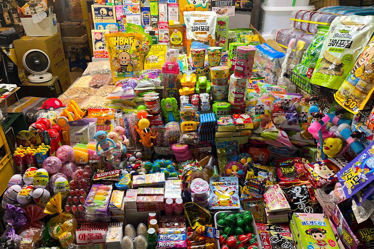 Sinranggaksi | Gwangjang Market Souvenir Shop - Seoul/Korea (Creatrip)