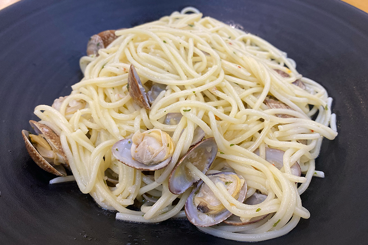 クローズアップされたオリーブオイルパスタの画像