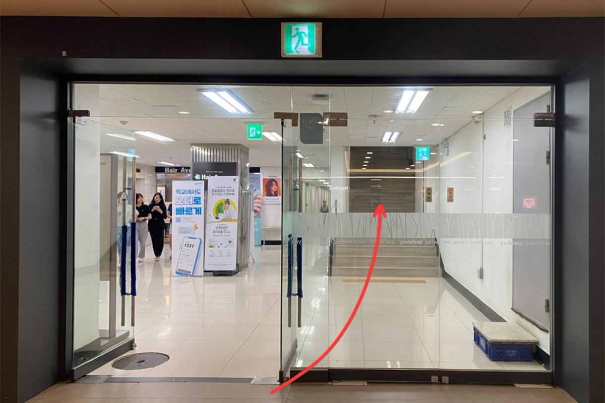 延世大学の食堂맛나샘入口から他の食堂方向を示す矢印