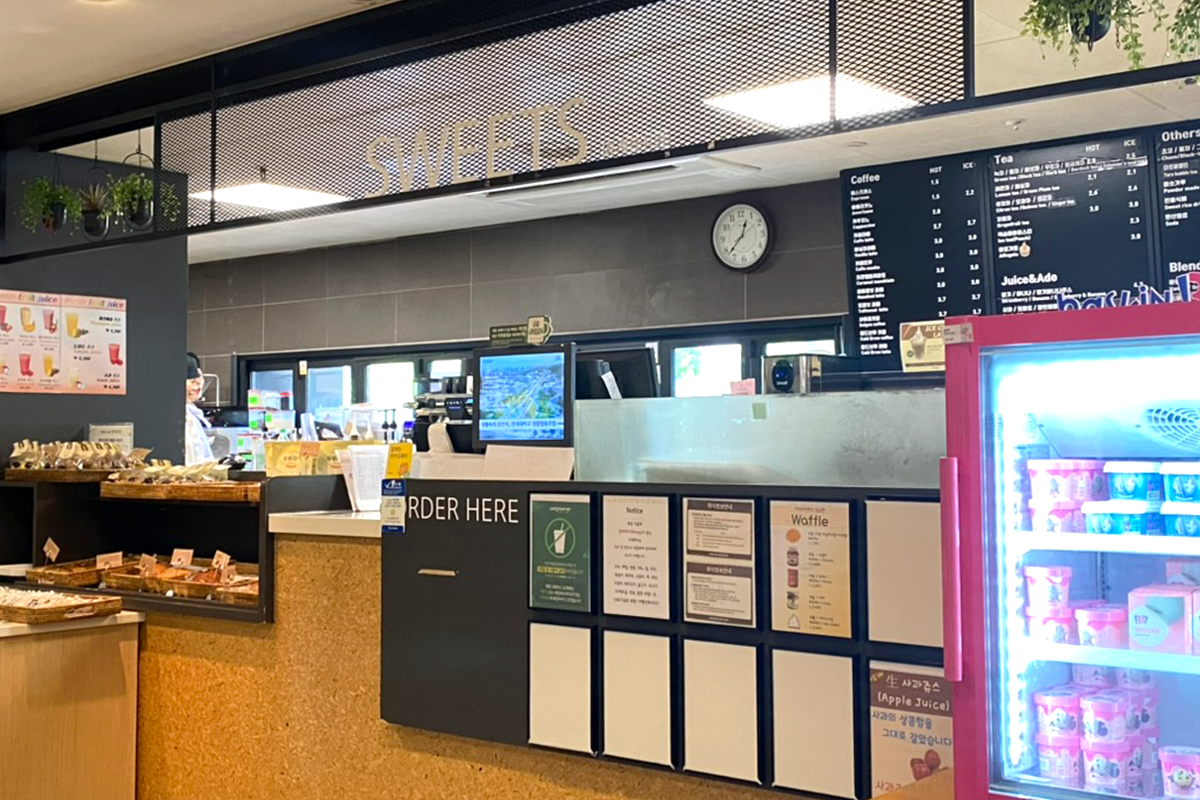 延世大学食堂横のカフェ SWEETS の註文カウンターの画像