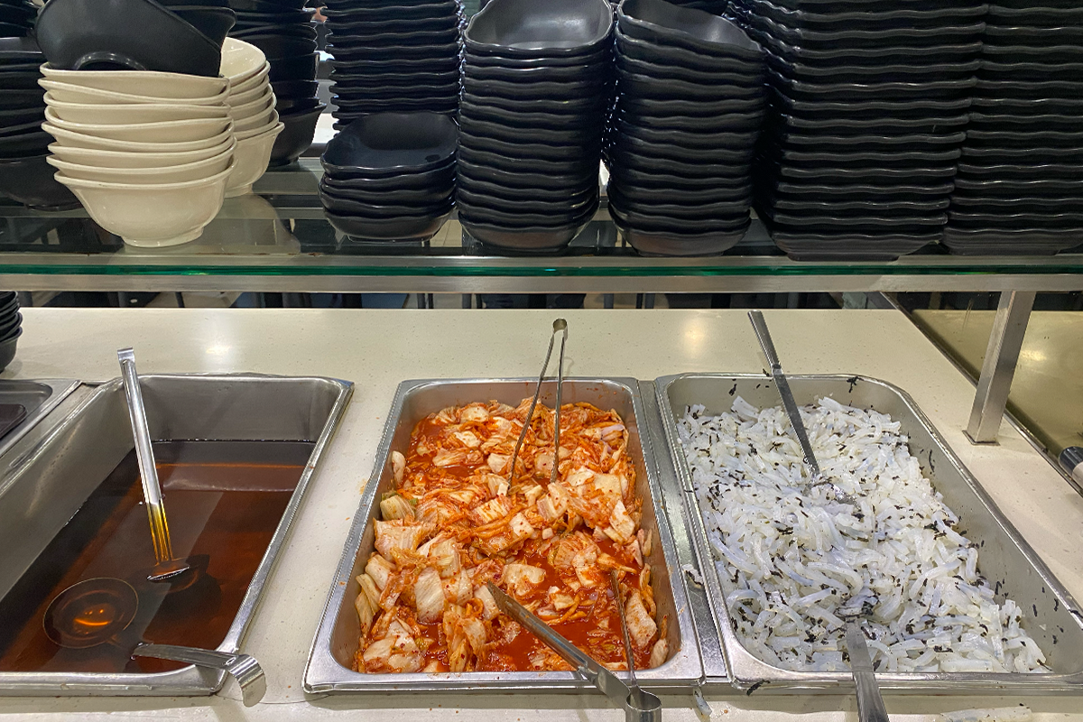 延世大学食堂のセルフサービスエリアのおかずコーナー