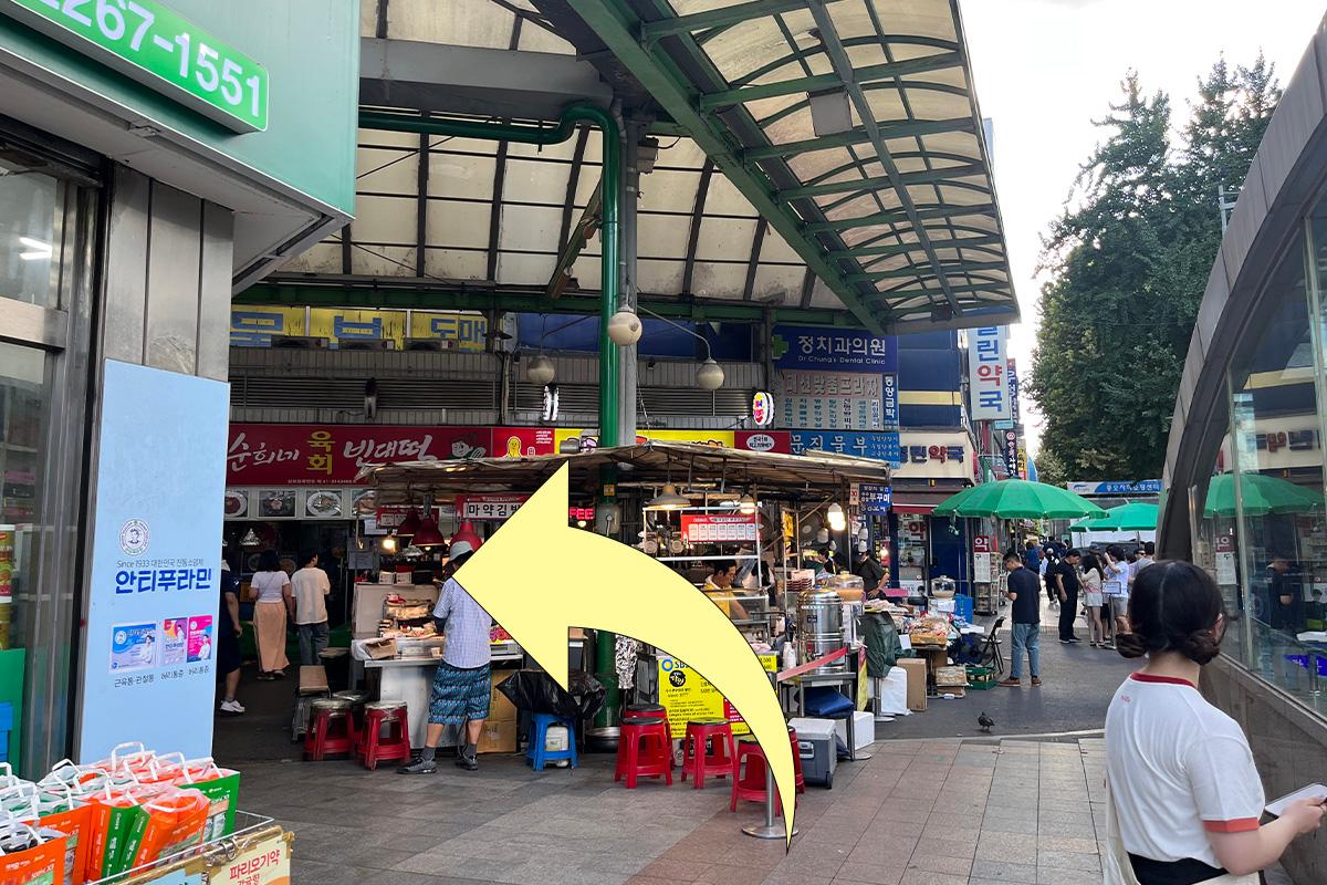 Belok kiri untuk memasuki Pasar Gwangjang menuju Cheonsaengyeonbun.