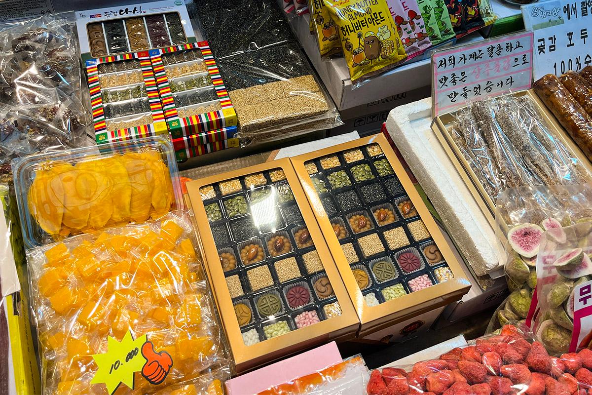 Beragam camilan tradisional Korea dibungkus cantik untuk hadiah di Cheonsaengyeonbun.