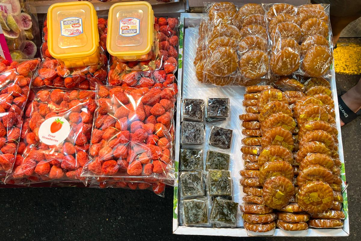 Yakgwa, camilan tradisional Korea, dipajang di Cheonsaengyeonbun, sangat cocok sebagai oleh-oleh.