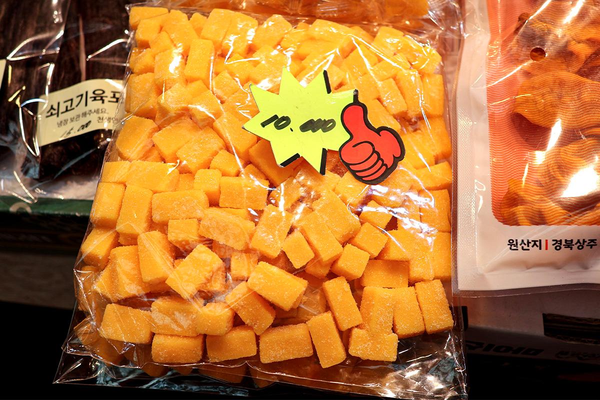 Jelly mangga manis tersedia untuk dicicipi di Cheonsaengyeonbun, dijual dalam kemasan besar.