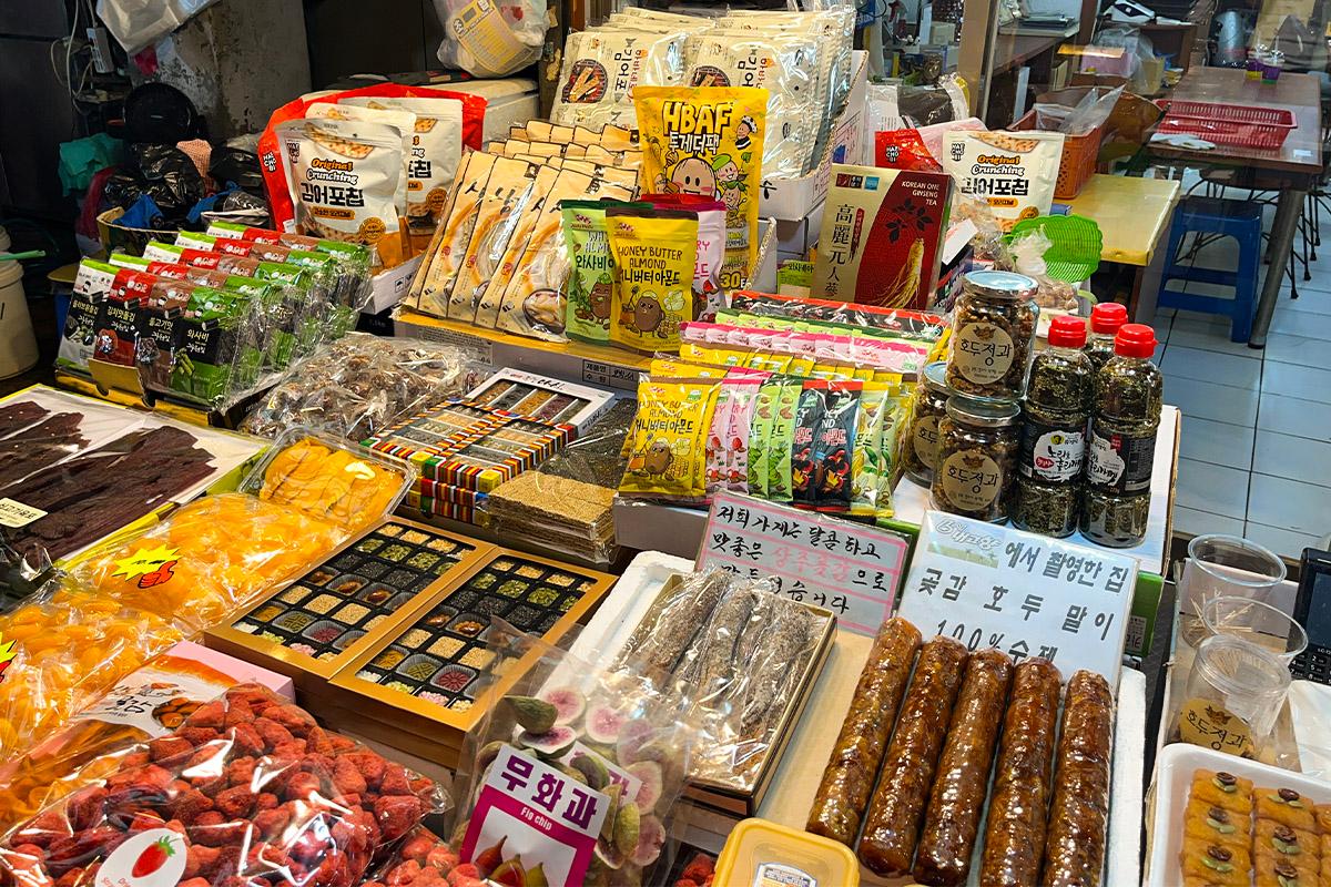 Beragam camilan tradisional Korea dipajang di toko Cheonsaengyeonbun, termasuk permen dan kacang-kacangan.