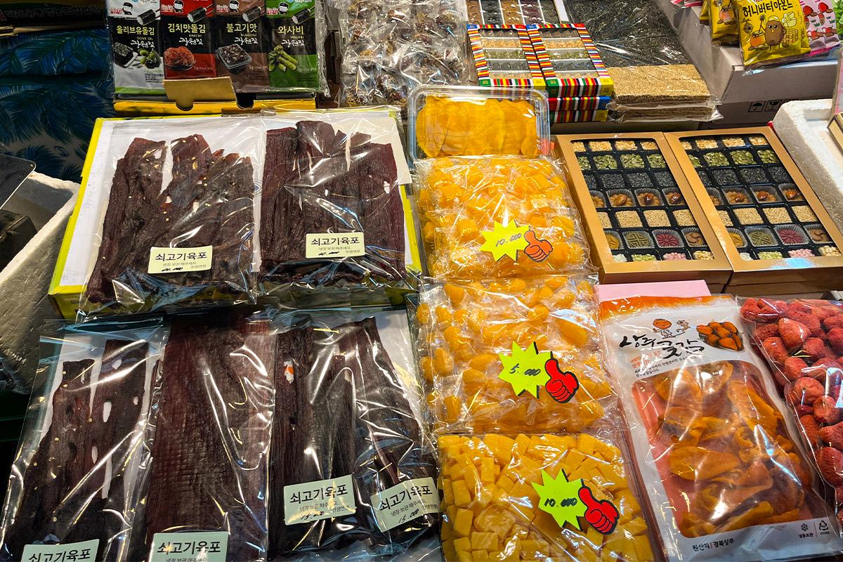 Dendeng sapi kering dijual di Cheonsaengyeonbun, camilan populer sebagai pendamping bir.