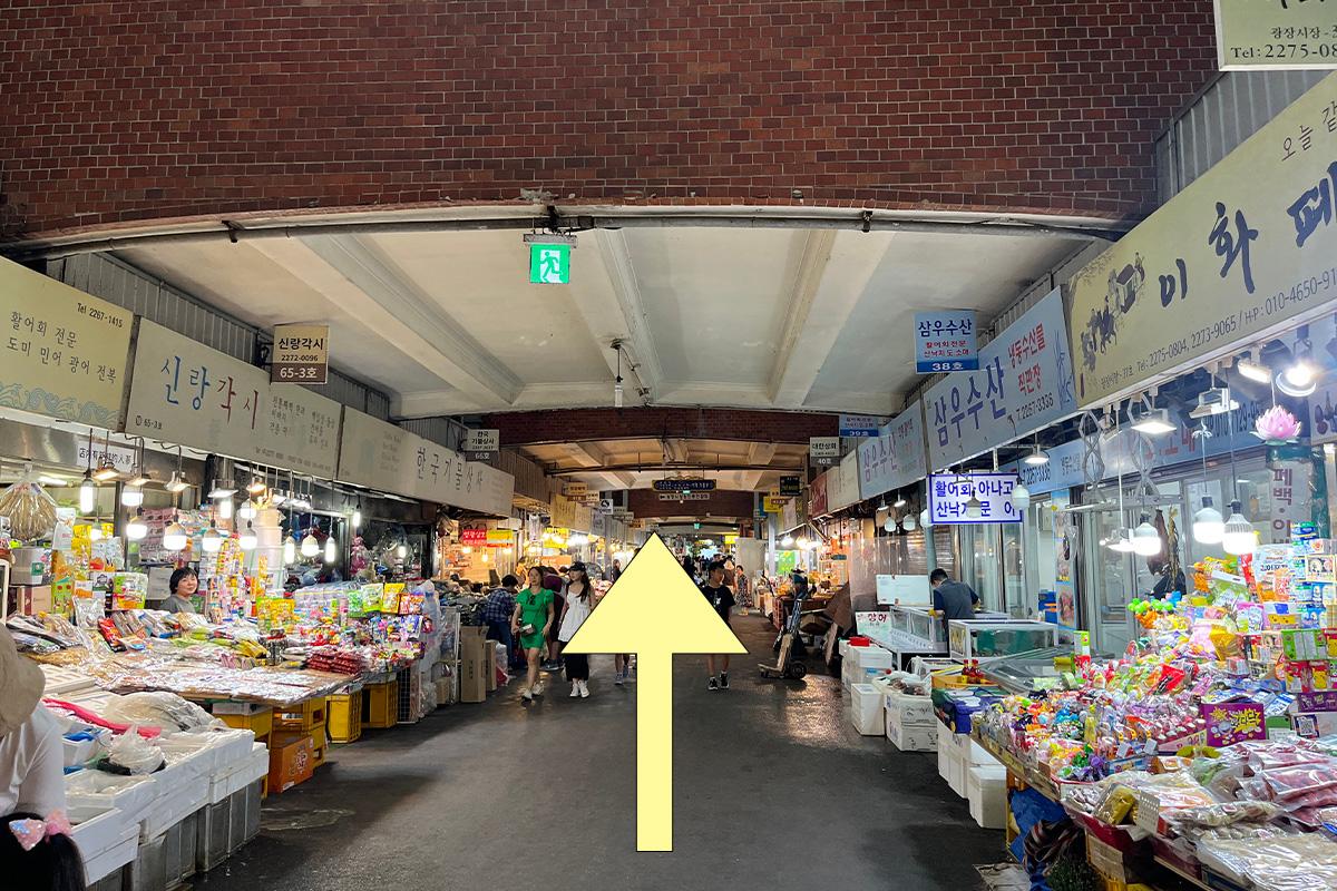 Panduan arah menuju Cheonsaengyeonbun di Pasar Gwangjang dengan belok kanan.