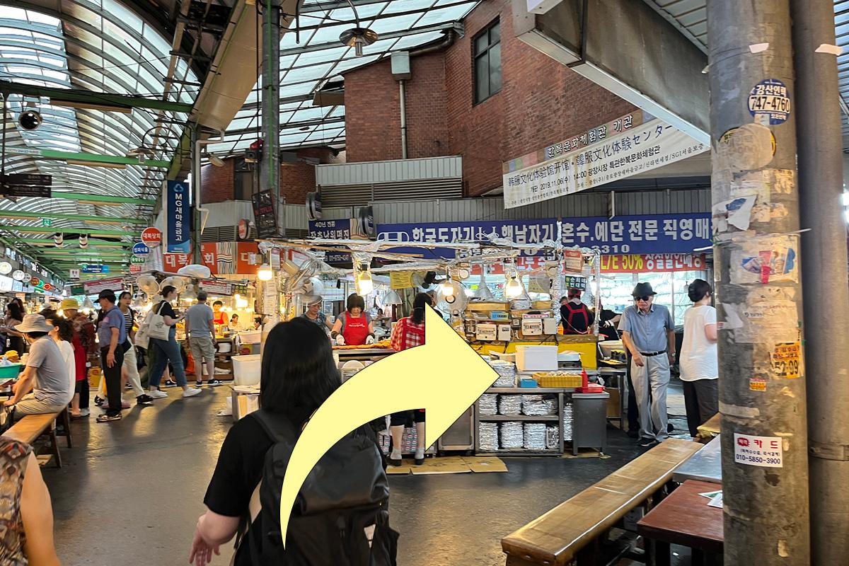 Arah belokan kanan untuk mencapai Cheonsaengyeonbun di Pasar Gwangjang.