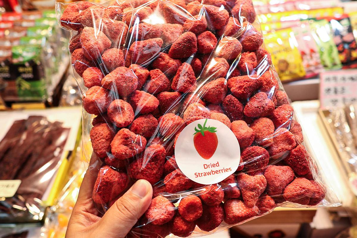 Detail kemasan stroberi kering di Cheonsaengyeonbun, dipaket dalam plastik transparan.