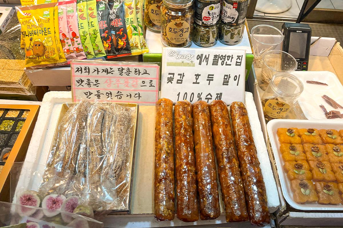 Buah persimmon kering dengan kenari, camilan yang gurih dan manis di Cheonsaengyeonbun.