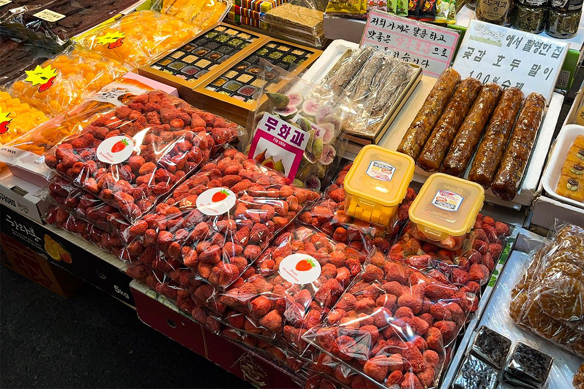 Stroberi kering dijual dalam kemasan besar di Cheonsaengyeonbun, ideal untuk oleh-oleh.