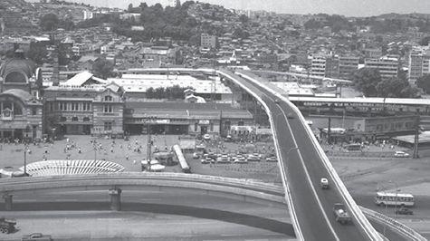Historic image of the original elevated highway that became Seoullo 7017, showing cars and the urban landscape of Seoul in the past.