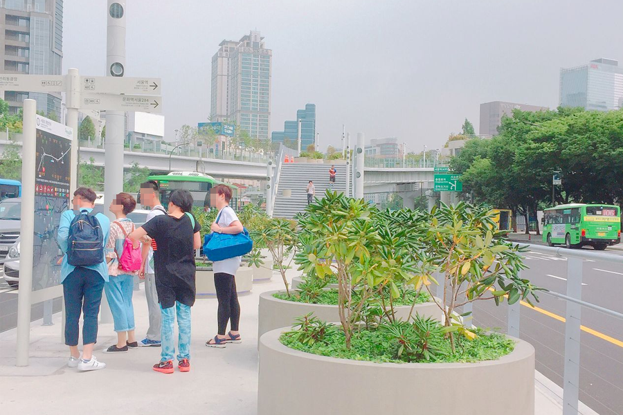 Visitors at the entrance of Seoullo 7017, exploring the pedestrian-friendly spaces in Seoul.