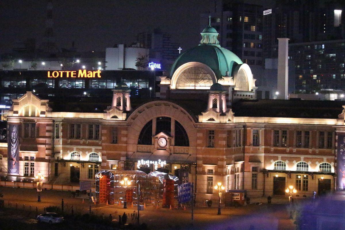 Historic Seoul Station lit up at night, providing a stunning backdrop to Seoullo 7017’s night scene.