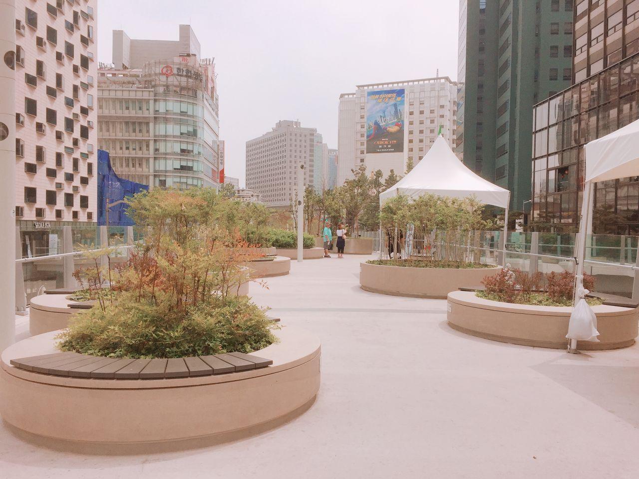 Seating areas along Seoullo 7017, designed for visitors to rest and enjoy the picturesque views in Seoul.