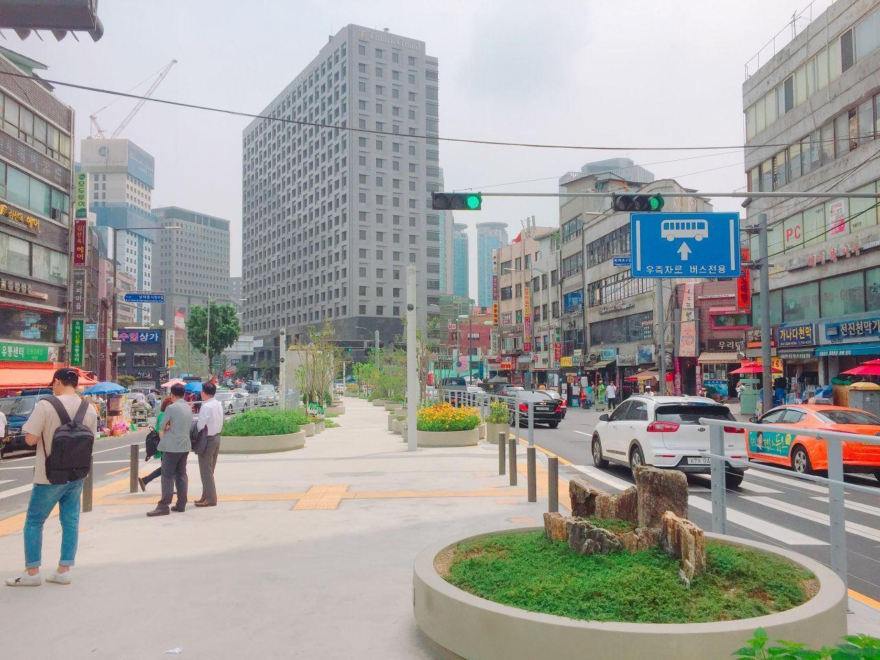 Artistic stone arrangement in Seoullo 7017’s green space, enhancing the aesthetic appeal of Seoul's walkway.