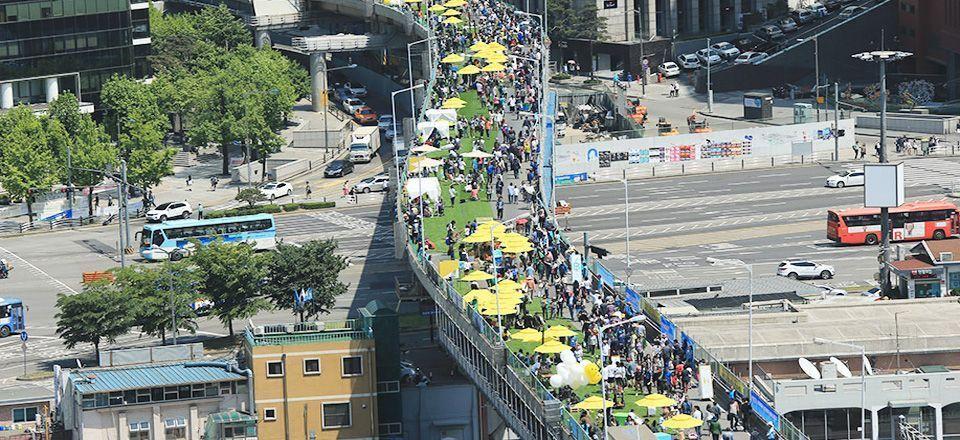 Modern Seoullo 7017 filled with visitors, showcasing its vibrant atmosphere and the integration of green spaces in Seoul.