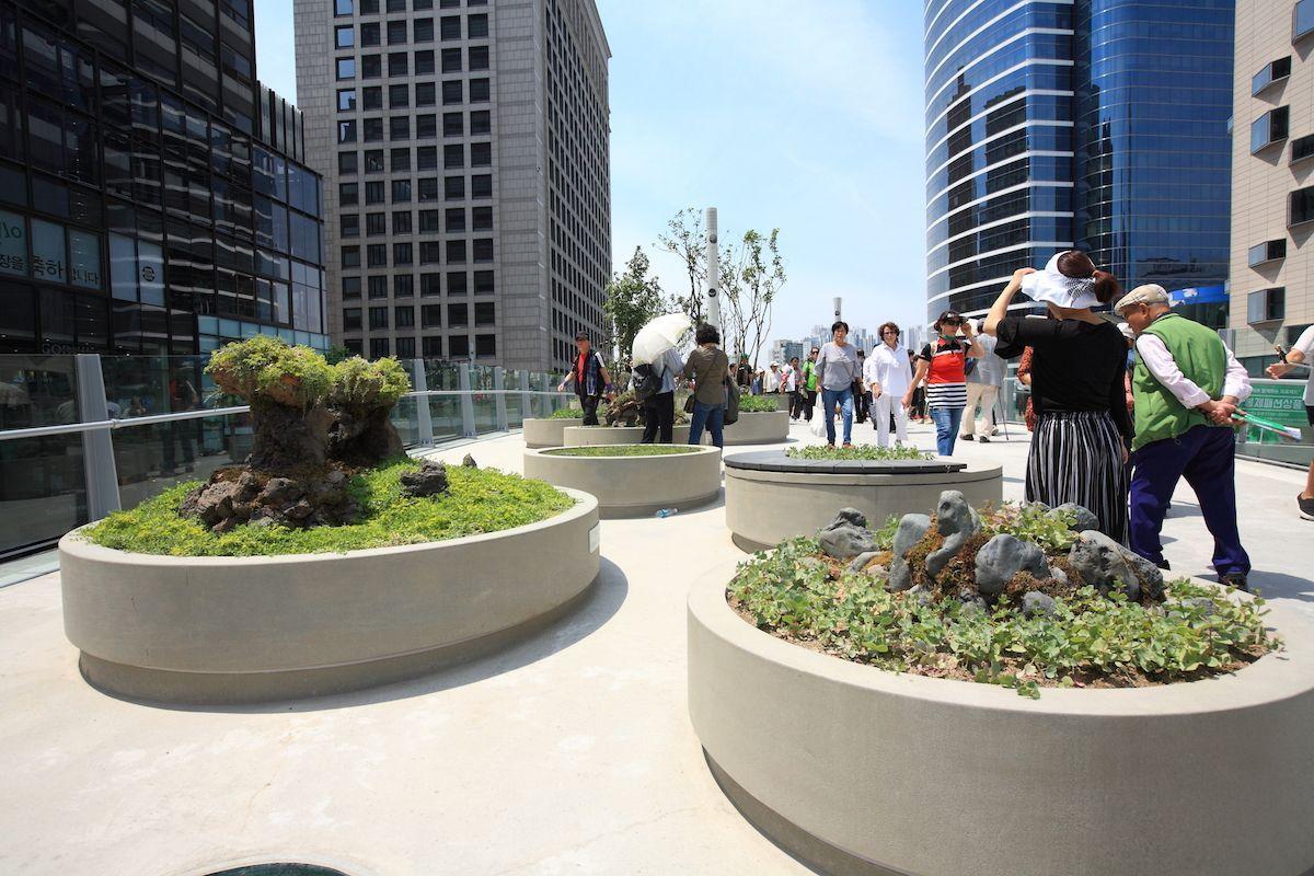 Seoullo 7017 pathway lined with greenery and benches, perfect for a leisurely stroll in Seoul.