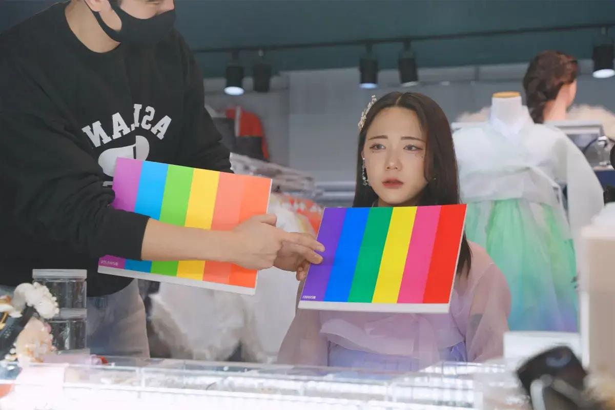 韓国のレンタル韓服店『Ari韓服』のインテリア。韓服の色やデザインが美しく展示されており、パーソナルカラー診断のサービスが提供されています。