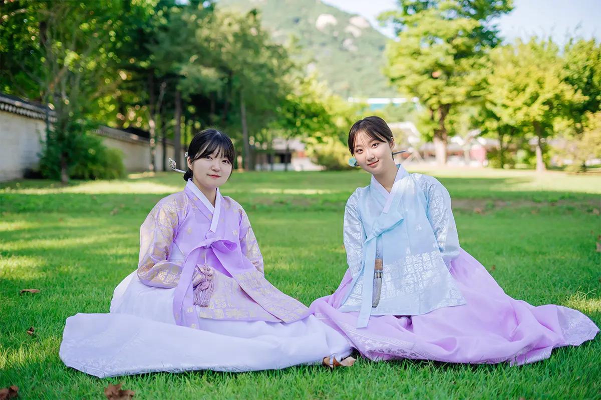 韓服スタイルのプロモーション用写真。韓国の伝統的な刺繍が施された韓服が展示されており、レンタルや撮影のために使用されるタイプです。