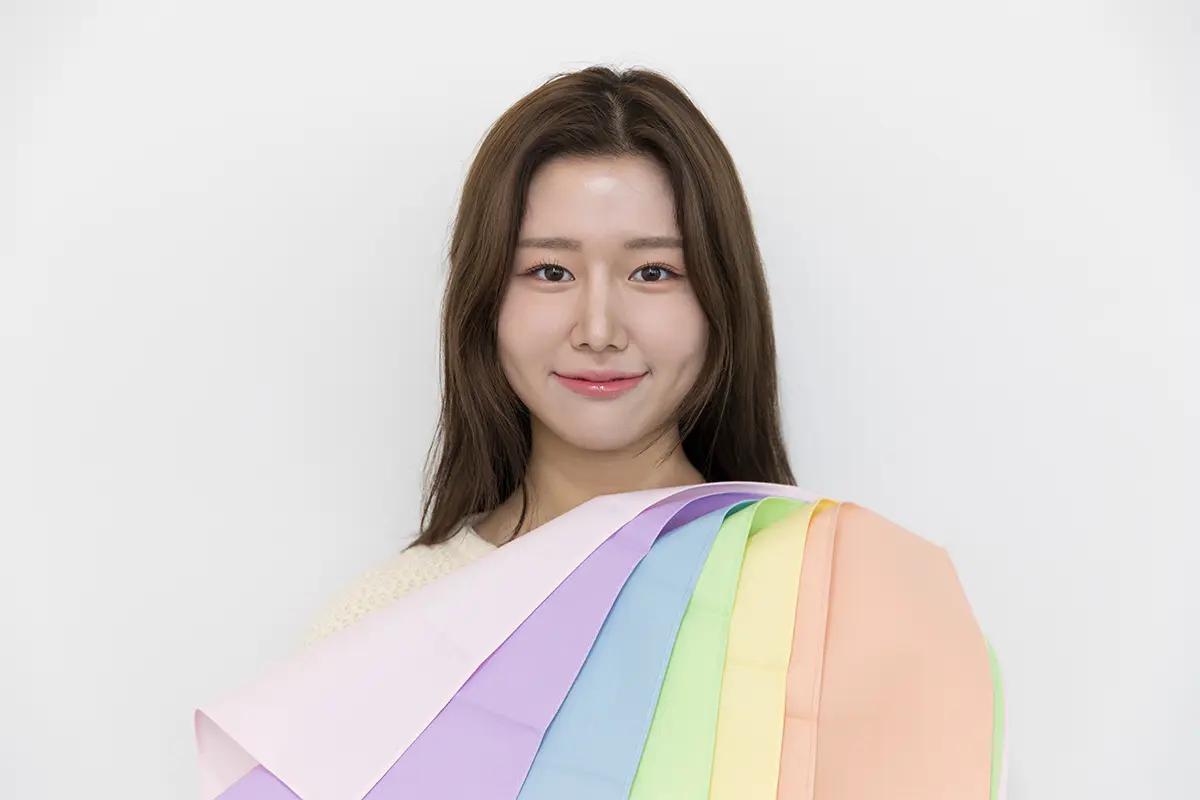 韓国のパーソナルカラーとメイクアップトレーニングの様子。ローラーブラシにより専家による異なるリップカラーチャートを比較しています。