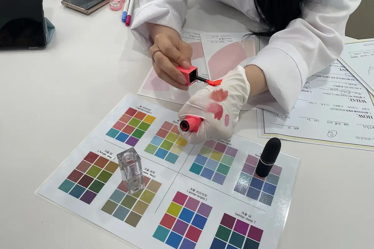 DAMPPEUMパーソナルカラー診断のインテリア。診断プロセスを示す写真にパーソナルカラーの様々な布が展示されており、カラー分析の参考にされます。